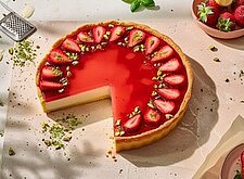 Image of Erdbeeren Panna Cotta Tarte mit Basilikum