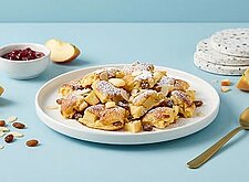 Image of Fluffiger Kaiserschmarrn mit Sauerrahm und Apfel