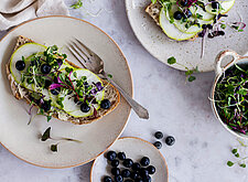 Image of Gurkenbrot mit Blaubeeren