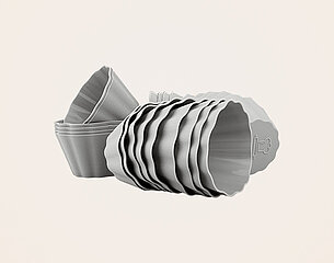 Eine Gruppe von sechs grauen, faltbaren Silikon-Muffinförmchen, die übereinander gestapelt sind. Die Förmchen haben eine gewellte Kante und sind gleichmäßig geformt. Sie sind in einem neutralen Hintergrund platziert.