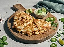 Image of Cheesy Chicken Quesadillas mit Avocadocreme