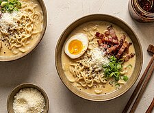 Image of Ramen Carbonara mit Ei und Parmesan