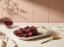 Image of Rote Bete Chips mit Feta Dip