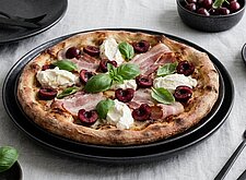 Image of Pizza mit Speck und Kirschen