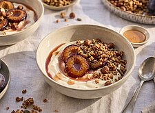 Image of Vanille Joghurt Creme mit Zwetschgen und Granola
