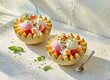 Image of Melone mit Erdbeeren und Eis
