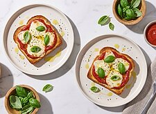Image of Warme Pizza Toasts mit Mozzarella