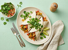 Image of Tortilla mit Hühnchen und Gemüse