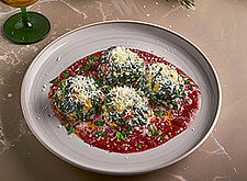 Image of Spinatknödel mit Tomaten-Dattel-Soße