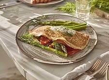 Image of Crêpes mit Lachs und Spargel