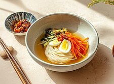 Image of Janchi Guksu – Festliche Weizennudelsuppe