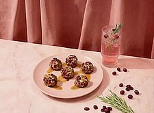 Image of Mini Ziegenkäse Bällchen mit Pekannüssen, Cranberry und Rosmarin