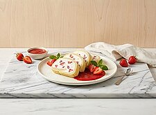 Image of Marzipanterrine mit Erdbeeren