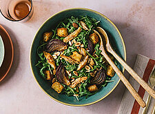 Image of Rucolasalat mit geröstetem Hühnchen und Croûtons