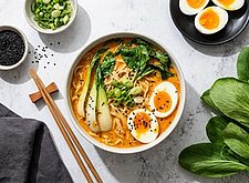 Image of Pak Choi Curry mit Mie Nudeln und Ei