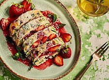Image of Marzipanterrine mit Erdbeeren