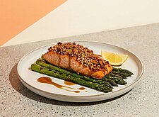 Image of Lachs mit Teriyaki-Nusskruste auf geröstetem Spargel