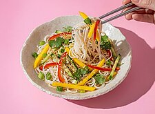 Image of Reisnudelsalat mit Mango und Limettendressing