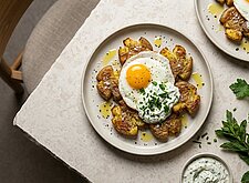 Image of Smashed Potatoes mit Spiegelei und Kräuterdip