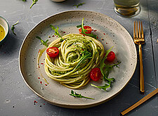 Image of Spaghetti mit Avocadosauce und Tomaten
