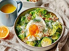 Image of Salat mit pochiertem Ei