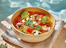 Image of Klare Suppe mit Tomaten