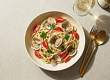 Image of Pasta mit Venusmuscheln und Kirschtomaten