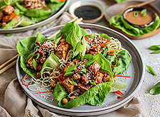 Image of Salat Wraps mit cremiger Erdnusssauce