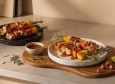 Image of Süßkartoffelspieße mit Ananas und Hähnchen