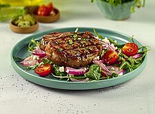 Image of Schweinemedaillons auf buntem Salatbeet