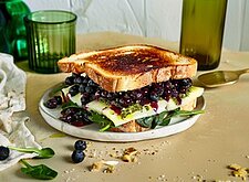Image of Blaubeeren Grilled Cheese Sandwich mit Minzpesto