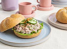 Image of Fleischsalatbrötchen mit Gewürzgurke