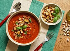 Image of Tomaten Bohnen Suppe mit Brot Crunch