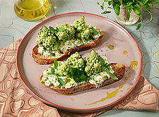 Image of Bruschetta Verde mit Hüttenkäse