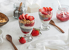Image of Chia-Joghurt mit Erdbeeren & Granola