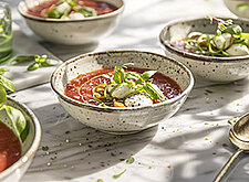 Image of Gazpacho mit Mozzarella und Basilikum