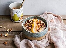Image of Porridge mit gebackener Birne und Nüssen