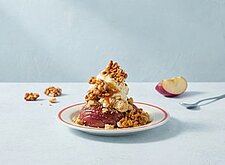 Image of Veganer Apple Crumble mit Erdnuss Topping