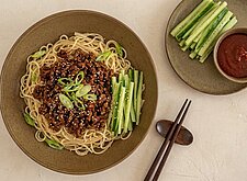 Image of Koreanische Gurken Nudeln mit Sesam Hack
