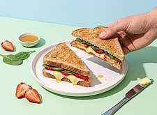 Image of Pfannensandwich mit Camembert und Erdbeeren