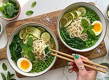 Image of Ramen mit Zucchini und Minze