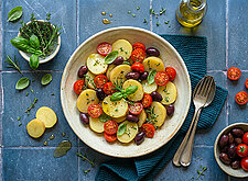 Image of Kartoffelsalat mit Tomaten und Oliven