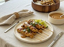 Image of Satay-Pouletspiesse mit Erdnusssauce