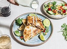 Image of Quesadillas mit Hähnchen auf Paprika und Gurkensalat