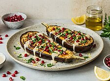 Image of Geschmorte Aubergine mit Tahini und Granatapfel
