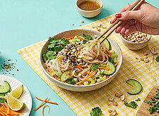 Image of Asiatischer Reisnudelsalat mit Furikake