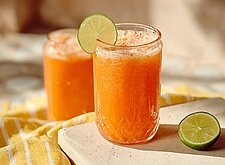 Image of Karottensaft mit Birnen und Limette