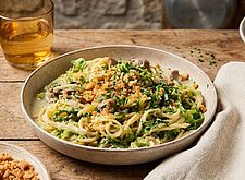 Image of Wirsing Carbonara mit Maronen und Pecorino Crunch