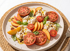 Image of Tomaten Burrata Teller mit Pfirsich und Basilikum