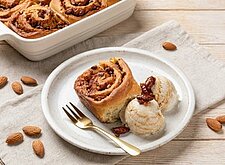 Image of Winterliche Mandel & Apfelschnecken mit Gebrannte Mandel Eis